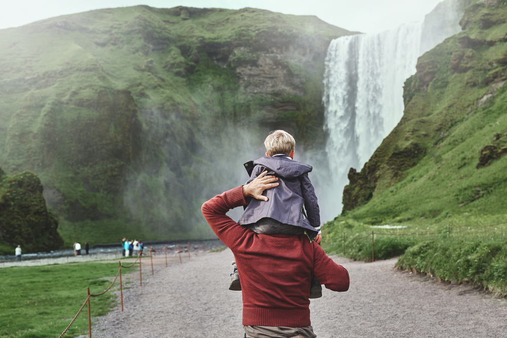 Famille cascade voyage Islande enfants