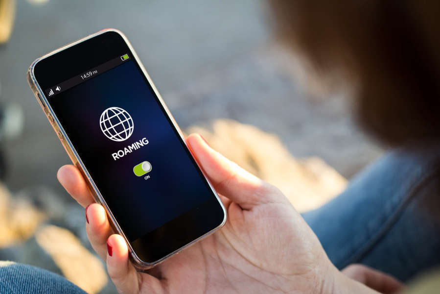 Téléphone portable avec l'itinérance de données activée et l'itinérance