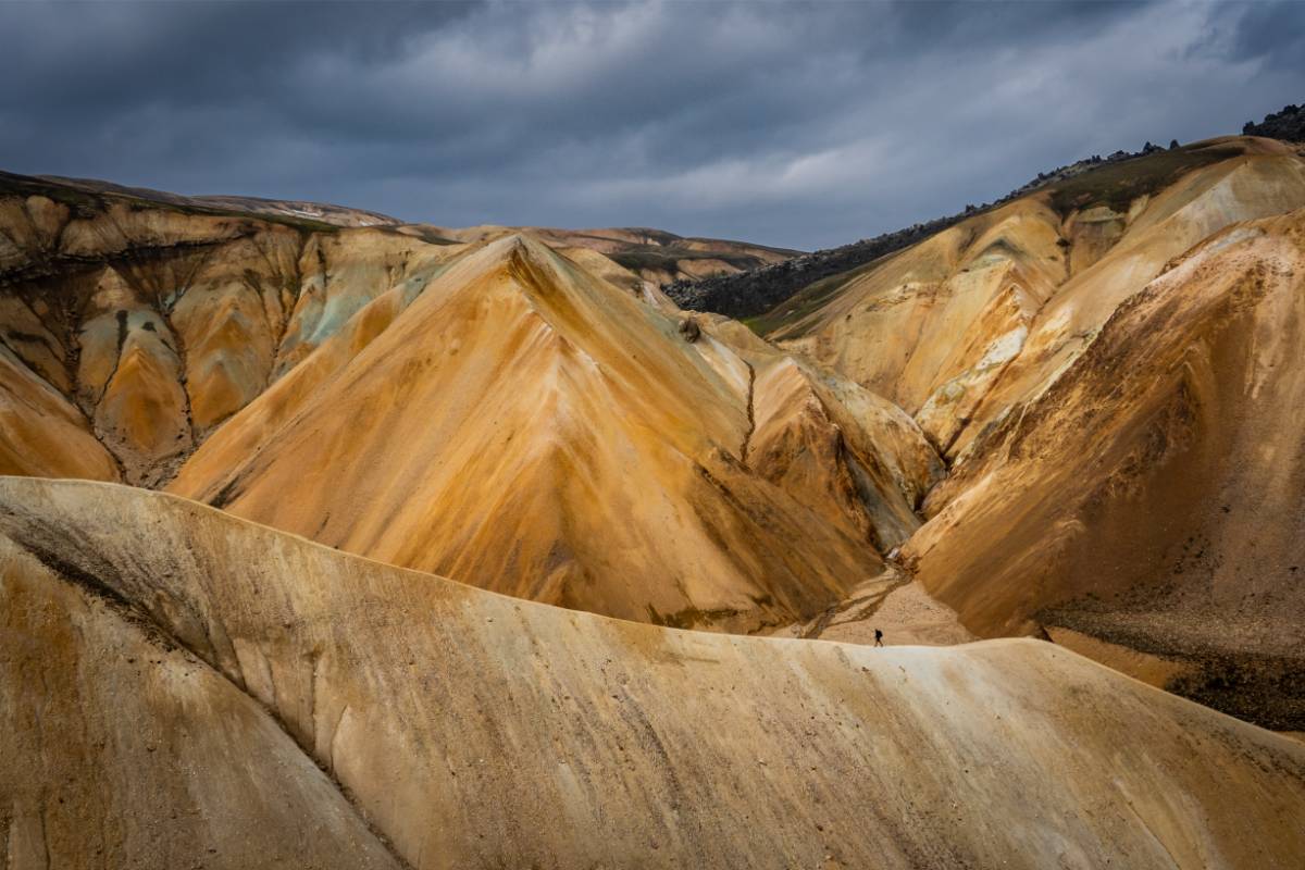 Montagnes de rhyolite colorées dans les Hautes Terres d’Islande sous un ciel nuageux spectaculaire